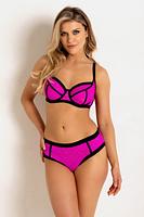 Biustonosz JOY SOFT 19234 to wyjątkowe połączenie intensywnej kolorystyki, romantycznej koronki i komfortu codziennego noszenia. Miękkie miseczki wykonane z przewiewnego tiulu pokrytego różowym plenem delikatnie otulają biust, nie powodując ucisku, a jednocześnie zapewniając subtelne modelowanie. Czarny kontur z ozdobnymi przeszyciami nadaje całości nowoczesnego stylu i kontrastowego efektu. Biustonosz posiada regulowane ramiączka, klasyczne zapięcie na haftkę oraz lekki obwód bez fiszbin, który zachowuje stabilność i dopasowanie.
Całość wykonana od wewnętrzenej strony z beżowej siatki pokrytej fuksjowym plenem.
Idealny zarówno dla kobiet z mniejszym, jak i większym biustem, które szukają połączenia zmysłowości z wygodą.
Konstrukcja MS 1 DEZIRO
Skład surowcowy: 85%Poliamid, 10%Elastan, 5%Poliester.