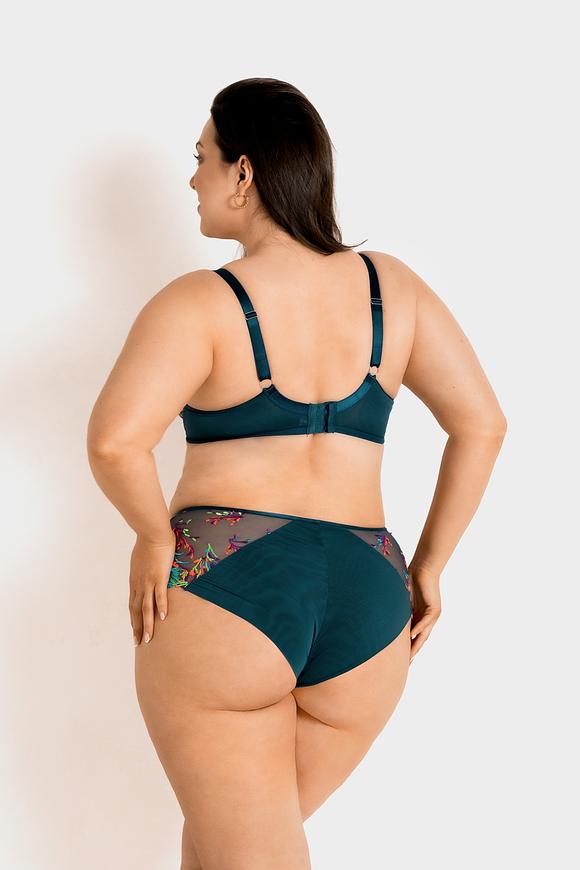 Biustonosz Illusion Soft 19233 Mediolano to kwintesencja zmysłowej lekkości i wyrazistego stylu. Wykonany z transparentnej siateczki, zdobionej intensywnym, kolorowym haftem, przyciąga wzrok niczym biżuteria dla ciała. Konstrukcja typu soft, inspirowana modelem Deziro, zapewnia naturalny kształt biustu, jednocześnie pięknie go zbierając i podtrzymując. Brak bocznych fiszbin zwiększa komfort noszenia, a elastyczny obwód miękko dopasowuje się do sylwetki. Szmaragdowe lamówki i detale dodają całości elegancji i świeżości. Regulowane ramiączka oraz wygodne zapięcie na haftkę gwarantują idealne dopasowanie. To model dla kobiet ceniących oryginalność, komfort i wyrazistość.
Konstrukcja MS1 DEZIRO
Skład surowcowy: 85%Poliamid, 10%Elastan, 5%Poliester.