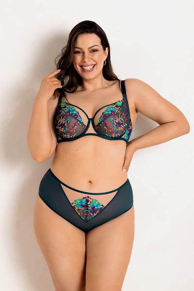 Figi Illusion 19233 Mediolano to klasyczna elegancja w nowoczesnym, zmysłowym wydaniu. Wykonane z lekkiej, transparentnej siateczki, subtelnie otulają sylwetkę, zapewniając komfort i perfekcyjne dopasowanie. Przód zdobi efektowny, kolorowy haft osadzony na beżowym tle, który tworzy harmonijną kompozycję z resztą materiału w odcieniu głębokiego granatu. Klasyczny krój fig sprawia, że są one nie tylko wygodne, ale również pięknie podkreślają biodra. Dodatek bawełny wewnątrz zapewnia higienę i miękkość noszenia. Figi Illusion to idealny wybór na co dzień i na wyjątkowe okazje – kobiece, lekkie i z charakterem.
Skład surowcowy: 78% Poliamid, 12% Elastan, 5% Poliester, 5% Bawełna.
 
 