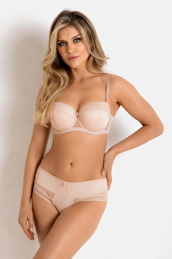 Biustonosz Angel 19231 Beige od Mediolano to idealna propozycja dla kobiet, które cenią subtelną elegancję i wygodę w każdej sytuacji. Gładki model typu bardotka z push-upem, z odpinanymi ramiączkami i silikonową taśmą w obwodzie, zapewnia idealne podtrzymanie nawet bez dodatkowego wsparcia. Perfekcyjnie sprawdzi się pod wieczorowe sukienki, topy bez ramiączek i inne wymagające stylizacje. Miseczki pięknie modelują biust, a cielisty kolor stapia się ze skórą, pozostając niewidoczny pod ubraniem.
Skład: 88% Poliamid, 8% Bawełna, 4% Elastan