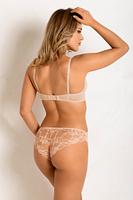 Biustonosz NELA Push-Up 19241 od marki Mediolano w kolorze beżowym to nowoczesna bielizna o minimalistycznym, a zarazem kobiecym designie. Wykonany z wysokiej jakości materiałów, idealnie dopasowuje się do ciała i zapewnia komfort przez cały dzień. Gładkie, formowane miseczki typu push-up pięknie modelują i unoszą biust, nadając mu pełny, naturalny kształt. Model wyposażony jest w regulowane ramiączka i klasyczne zapięcie na haftkę, co pozwala na indywidualne dopasowanie. Eleganckim detalem są złote pierścienie między miseczkami, które dodają bieliźnie nowoczesnego charakteru. Neutralny odcień beżu sprawia, że biustonosz pozostaje niewidoczny pod jasnymi i obcisłymi ubraniami.
Skład:81% Poliamid, 19% Elastan