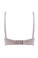 Biustonosz NELA Push-Up 19241 w jasnoróżowym (pudrowym) kolorze to propozycja marki Mediolano dla kobiet, które kochają subtelną elegancję. Wykonany z miękkiego, gładkiego materiału, perfekcyjnie dopasowuje się do sylwetki i zapewnia wygodę noszenia przez cały dzień. Formowane miseczki push-up unoszą i modelują biust, tworząc naturalny, zaokrąglony dekolt. Model posiada regulowane ramiączka i zapięcie na haftkę, dzięki czemu łatwo go dopasować do swoich potrzeb. Złote pierścienie na mostku to biżuteryjny akcent, który dodaje nowoczesności i lekkości. Delikatny odcień różu sprawdzi się idealnie pod jasne i pastelowe ubrania – to bielizna na co dzień z nutą romantyzmu.
Skład: 81% Poliamid, 19% Elastan