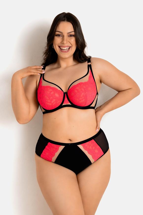 Zachwyć się elegancją i komfortem z miękkim biustonoszem z fiszbinami, zaprojektowanym z myślą o kobietach z większym biustem. Miseczki wykonane z beżowej siateczki, ozdobione intensywną neonową koronką, subtelnie eksponują dekolt dzięki transparentnemu tiulowi wykończonemu czarną lamówką. Ta konstrukcja łączy lekkość z wyjątkową stabilnością — biustonosz idealnie unosi, zbiera i podtrzymuje biust, a szeroka fiszbina precyzyjnie otula całą pierś. Szerokie ramiączka dostosowane do rozmiaru misek zapewniają wygodę i minimalizują nacisk na ramiona, nawet podczas długiego noszenia. Tył wykonany z oddychającej siateczki, bez bocznych fiszbin, gwarantuje wygodę i dopasowanie.
Konstrukcja MS3 PLUNGESkład: 85% Poliamid, 10% Elastan, 5% Poliester.