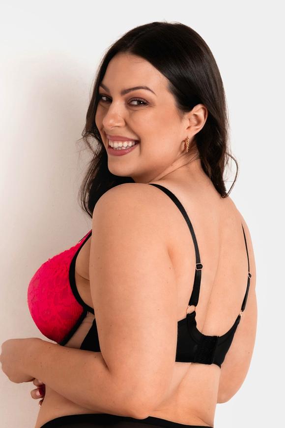 Zachwyć się elegancją i komfortem z miękkim biustonoszem z fiszbinami, zaprojektowanym z myślą o kobietach z większym biustem. Miseczki wykonane z beżowej siateczki, ozdobione intensywną neonową koronką, subtelnie eksponują dekolt dzięki transparentnemu tiulowi wykończonemu czarną lamówką. Ta konstrukcja łączy lekkość z wyjątkową stabilnością — biustonosz idealnie unosi, zbiera i podtrzymuje biust, a szeroka fiszbina precyzyjnie otula całą pierś. Szerokie ramiączka dostosowane do rozmiaru misek zapewniają wygodę i minimalizują nacisk na ramiona, nawet podczas długiego noszenia. Tył wykonany z oddychającej siateczki, bez bocznych fiszbin, gwarantuje wygodę i dopasowanie.
Konstrukcja MS3 PLUNGESkład: 85% Poliamid, 10% Elastan, 5% Poliester.