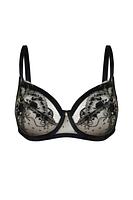 Biustonosz miękki Cabarette II Soft 19220 to esencja luksusu i wyrafinowania, stworzona z myślą o średnich i dużych biustach. Miseczki z beżowej siatki, ozdobione bogatą koronką ze złotą nitką, przyciągają wzrok eleganckim designem. Czarne taśmy dodają modelowi wyrazistego charakteru, idealnie podkreślając kobiece kształty. Obwód wykonany z beżowej siatki zapewnia wygodę, a brak bocznych fiszbin zwiększa komfort noszenia. Konstrukcja MS1 DEZIRO dba o idealne dopasowanie i odpowiednie podtrzymanie biustu. Regulowane ramiączka oraz klasyczne zapięcie na haftki umożliwiają pełną personalizację. To doskonały wybór dla kobiet ceniących połączenie funkcjonalności i zmysłowego wyglądu.
Skład: 85% Poliamid, 10% Elastan, 5% Poliester
 
 